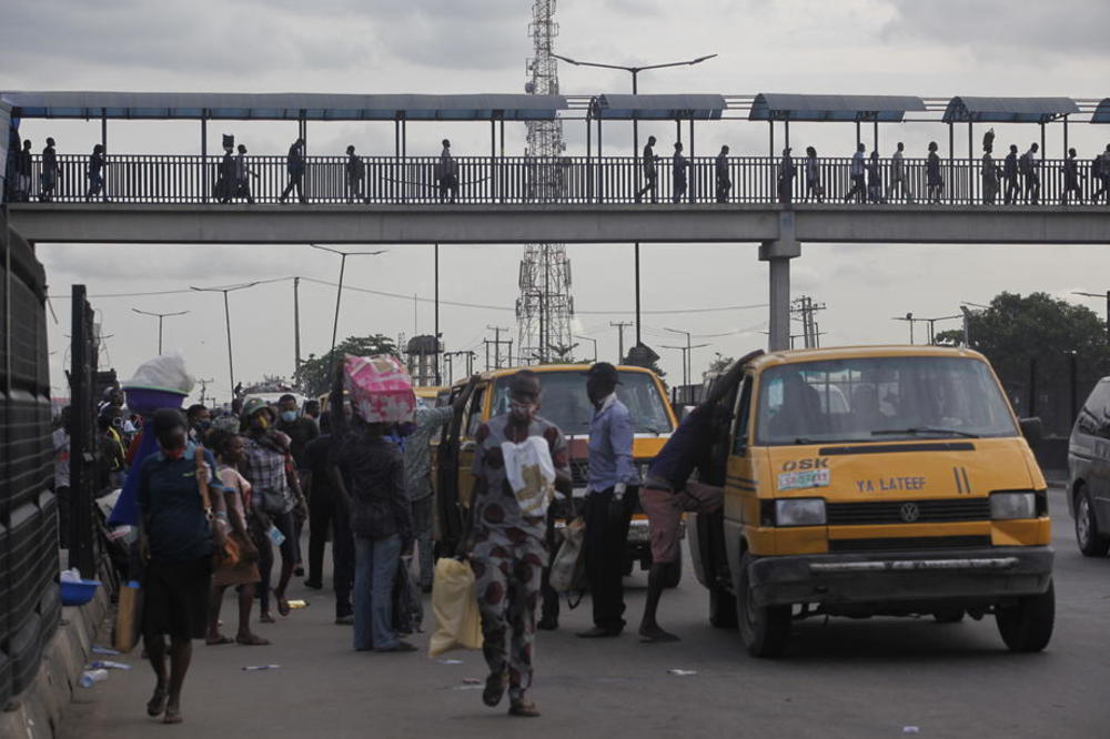 HOROR U NIGERIJI: U stravičnom SUDARU poginulo 17 OSOBA, izvlače se UGLJENISANA TELA