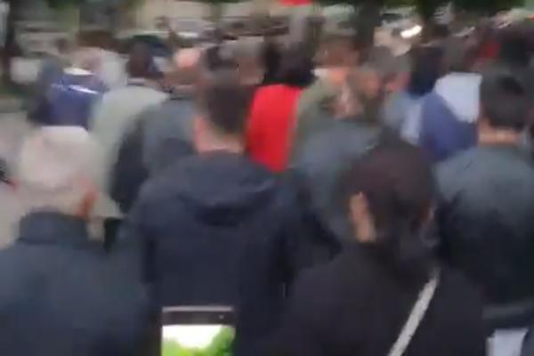 OVAJ PILOT JE SEO U AVION I POSLAO NEVEROVATNU PORUKU VERNICIMA! Krstili su kada su videli šta je uradio! (VIDEO)