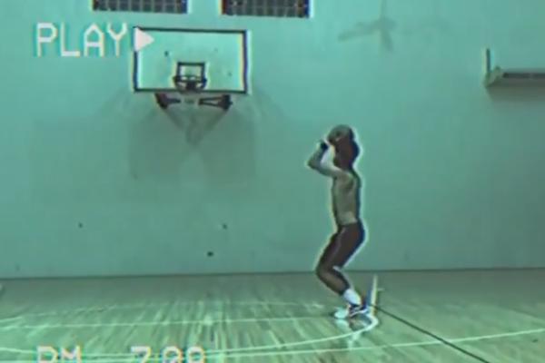 ĐOKOVIĆ JE MOGAO DA BUDE I VRHUNSKI KOŠARKAŠ: Pogledajte samo kakvu magiju baca na basketu! (VIDEO)