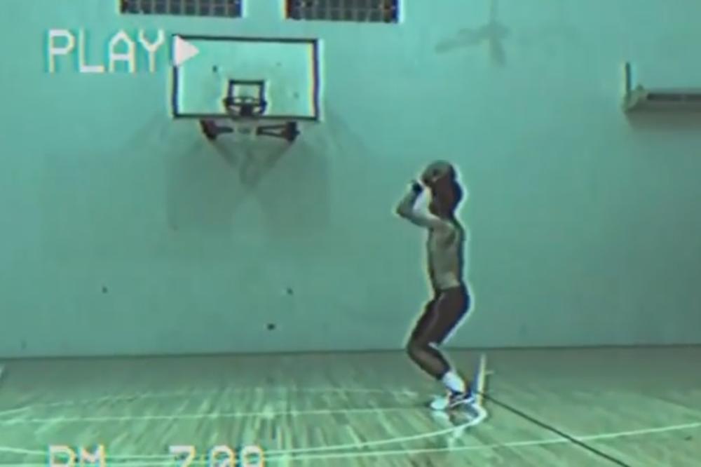 ĐOKOVIĆ JE MOGAO DA BUDE I VRHUNSKI KOŠARKAŠ: Pogledajte samo kakvu magiju baca na basketu! (VIDEO)