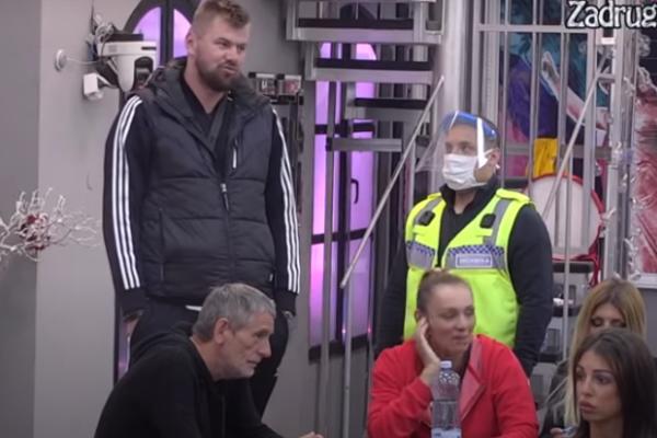 JANJUŠ SE PONOSI TIME ŠTO VARA ŽENU! Maja mu nije prva ljubavnica, tvrdi da napolju ka*a 300 žena! (ŠOK VIDEO)