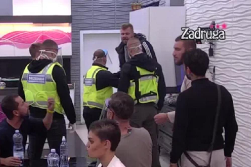 JANJUŠ PLJUNUO MAJU, IZVREĐAO TARU I NASRNUO NA DVOJICU ZADRUGARA: Obezbeđenje ga držalo!