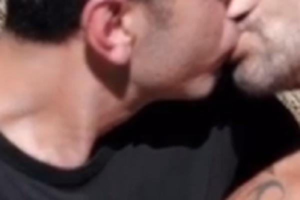 DEVOJKE SU SEKLE VENE ZA NJIM DOK JE ON IMAO DEČKA! Pevač sad objavio snimak na kome se ljubi sa njim! (VIDEO)