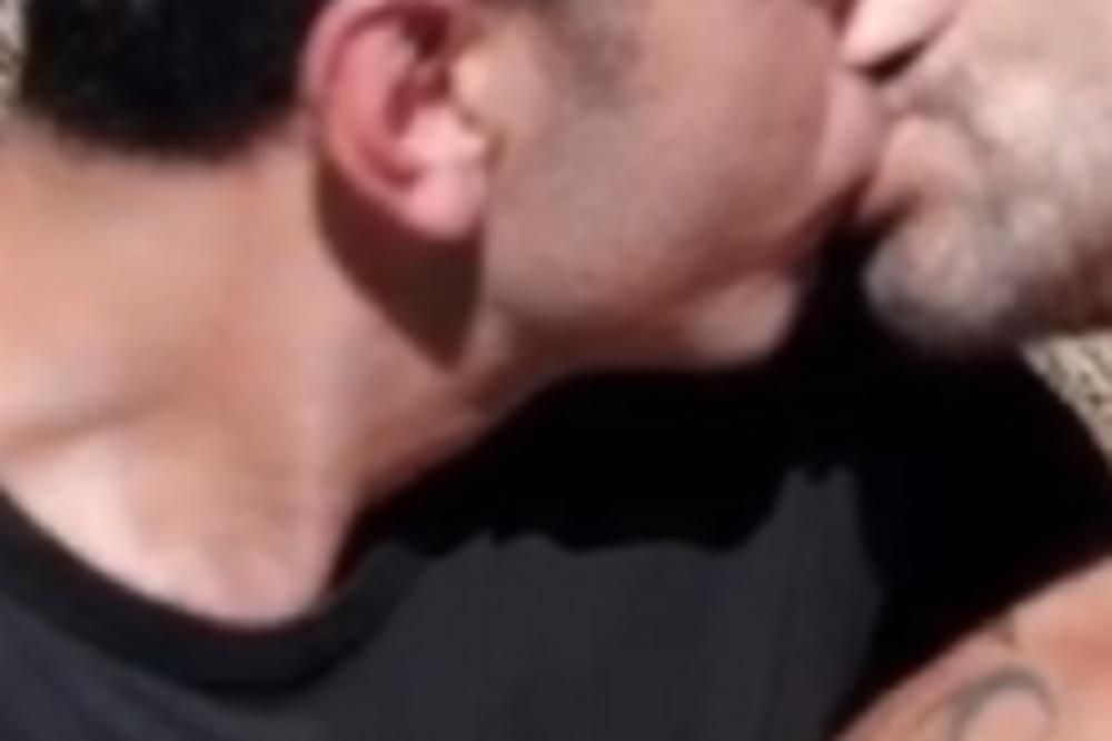 DEVOJKE SU SEKLE VENE ZA NJIM DOK JE ON IMAO DEČKA! Pevač sad objavio snimak na kome se ljubi sa njim! (VIDEO)