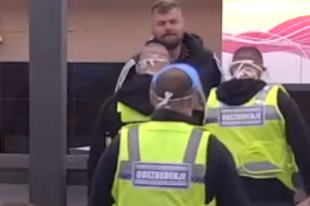 JANJUŠ HTEO DA OTVORI LOBANJU ZADRUGARIMA, OBEZBEĐENJE ULETELO! On pobegao na kapiju, grebe da izađe! (VIDEO)