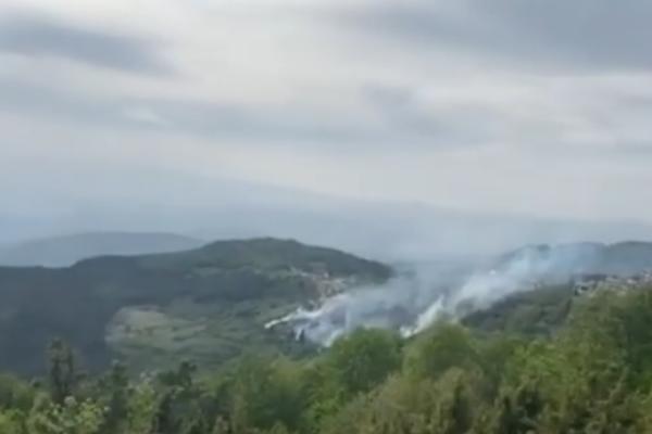 BUKTI POŽAR NA KOPAONIKU! Vatrogasci se bore sa užasnom stihijom, ovako sve to izgleda! (VIDEO, FOTO)