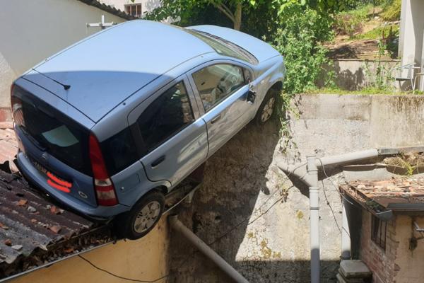 MAJSTORE, KAKO SI TO USPEO? Automobil završio NA KROVU KUĆE, vozač BLED KAO KRPA - ŠOK U CENTRU GRADA (FOTO)