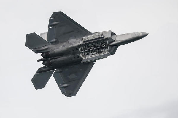 RUSI HITNO PODIGLI SU-27: Nova drama, VOJNI AVION se okrenuo NAZAD