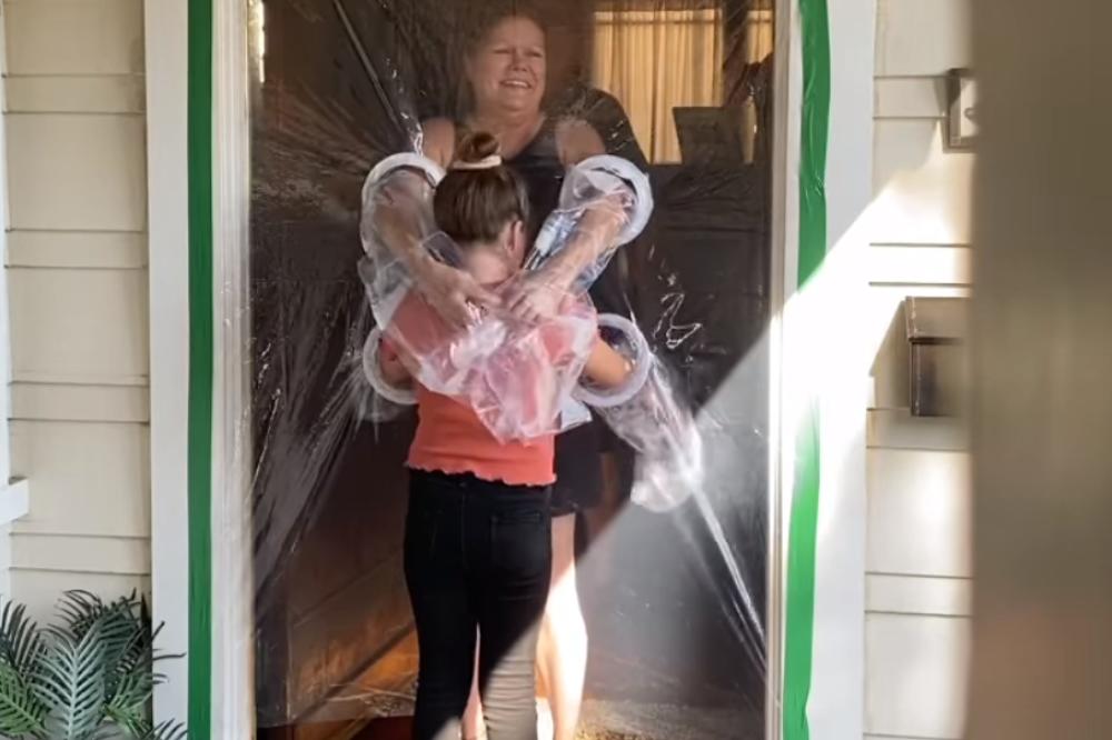 OBRADOVALA BAKU I DEKU TOKOM IZOLACIJE Devojčica izmislila zavesu za grljenje, dirljiv susret rasplakao!