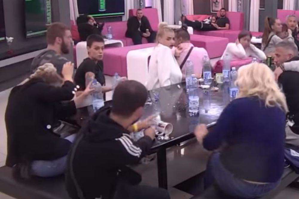 MOGLA JE DA JOJ OTVORI GLAVU! Zoricu Marković gađali, ona odmah uzela šolju da uzvrati! (VIDEO)