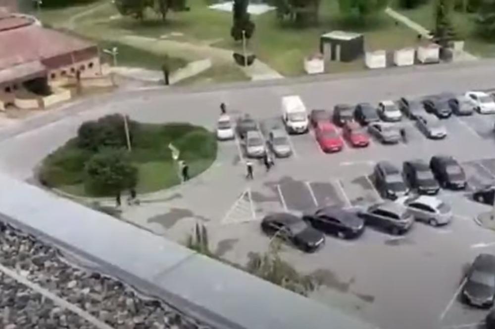 DRAMATIČAN SNIMAK: Objavljen klip napada na dva Srbina u Vukovaru, BED BLU BOJSI IH ŠUTIRAJU DOK SU NA PODU (VIDEO)
