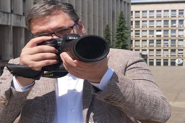 NESVAKIDAŠNJA SCENA U PREDSEDNIŠTVU: Šta ovo Vučić radi pred važan sastanak? (FOTO)