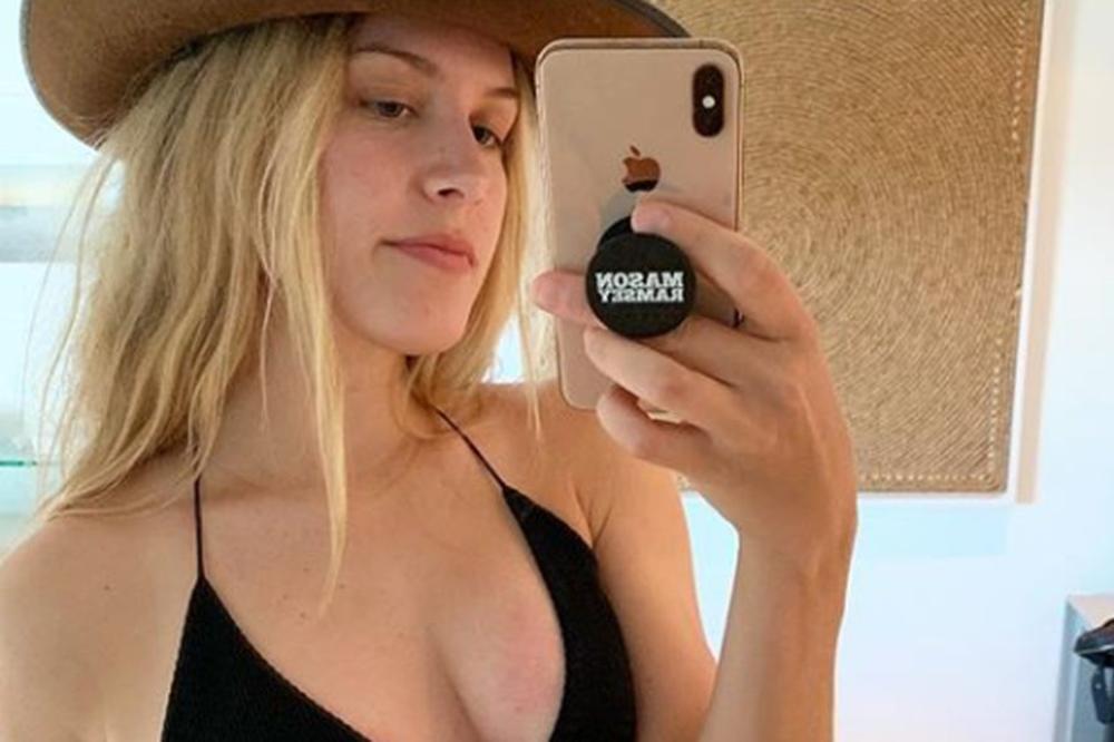 NEPOZNATI OBOŽAVALAC PLATIO 85.000 ZA DEJT SA EŽENI BUŠAR: Završeno nadmetanje za izlazak sa seksi teniserkom!