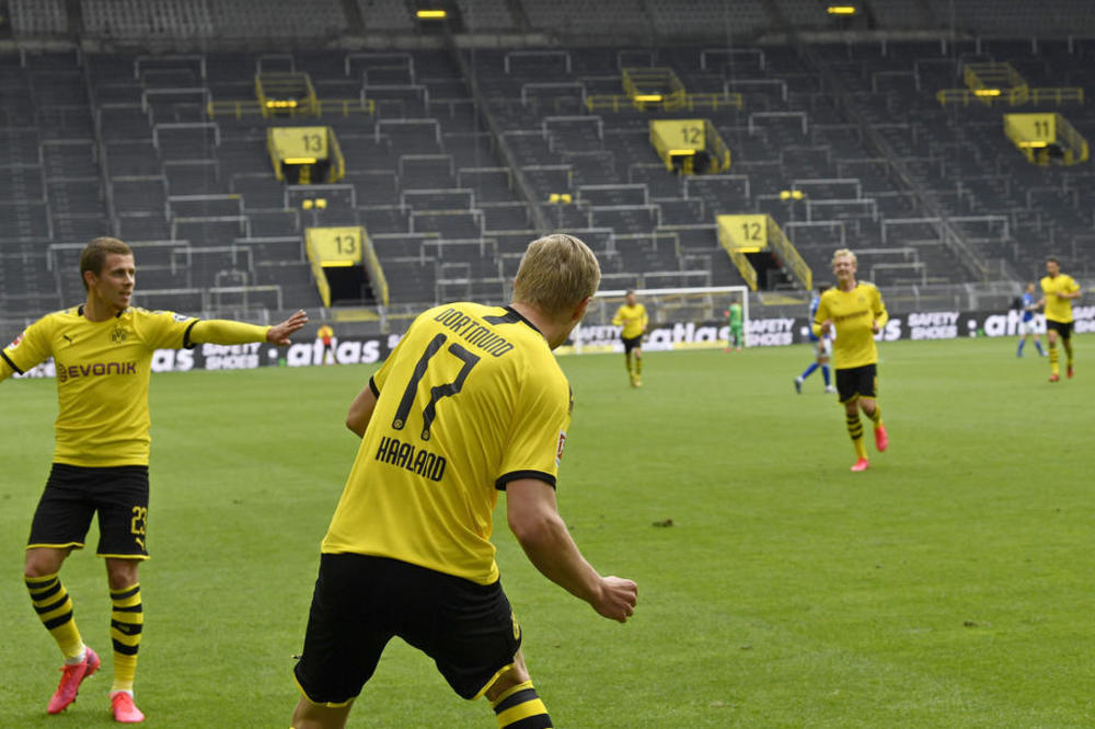 KAKAV POTEZ MILIONERA! Igrači Borusije proslavili pobedu kao da su navijači bili na stadionu! (VIDEO)