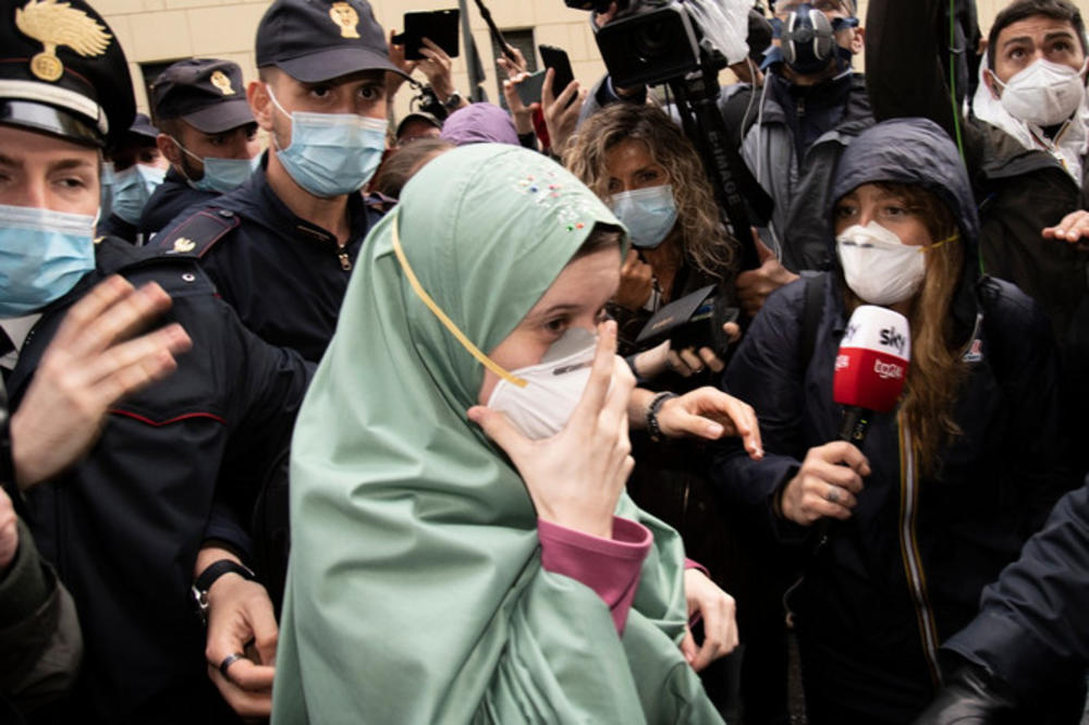 OVA ŽENA JE IZAZVALA VEĆI HAOS U ITALIJI OD KORONE!Silvija Romano je bila oteta, vratila se kući i sad je svi mrze!