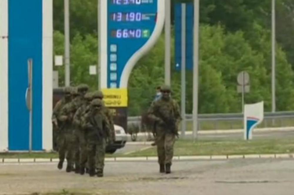 ISPLIVALE PRVE FOTOGRAFIJE VOJSKE: Opsadno stanje ispred prihvatnog centra za migrante u Šidu - stižu i pojačanja!