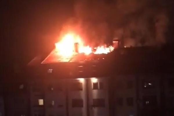 ŠTA SE OVO DEŠAVA? NAJMANJE 10 OSOBA POGINULO U POŽARU Ljudi u panici iskakali kroz prozore! (VIDEO)