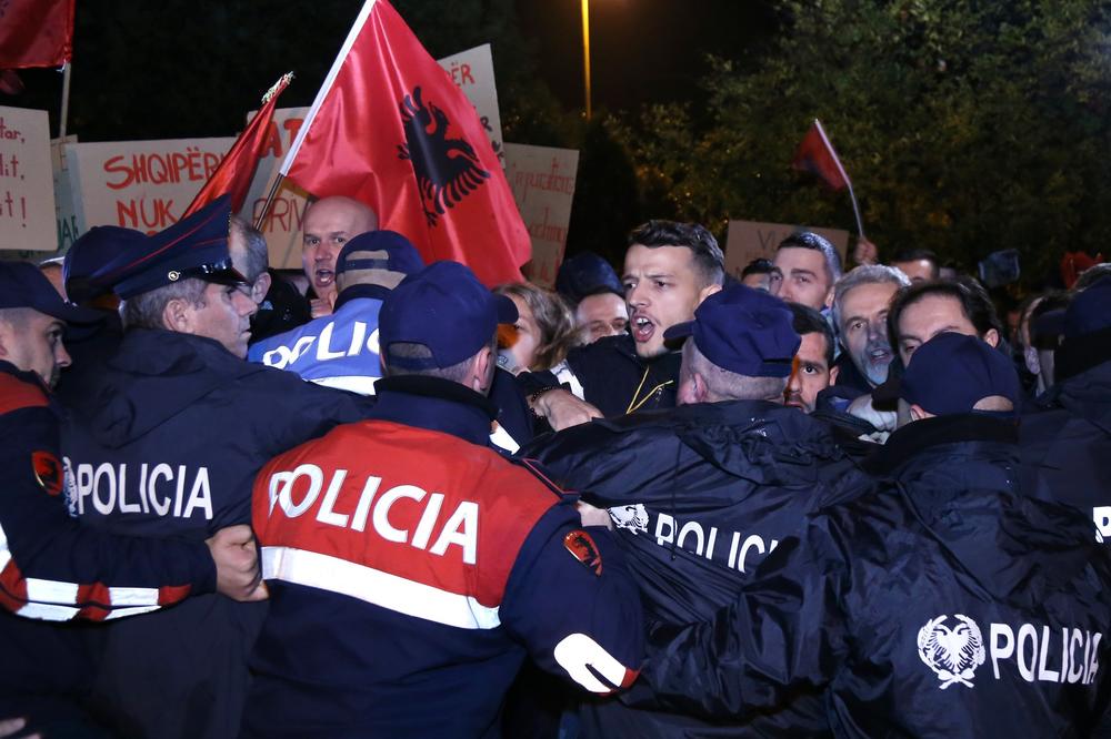 AKCIJA ALBANSKE POLICIJE U TIRANI: Uhapšeni osumnjičeni za paljenje srpske zastave!