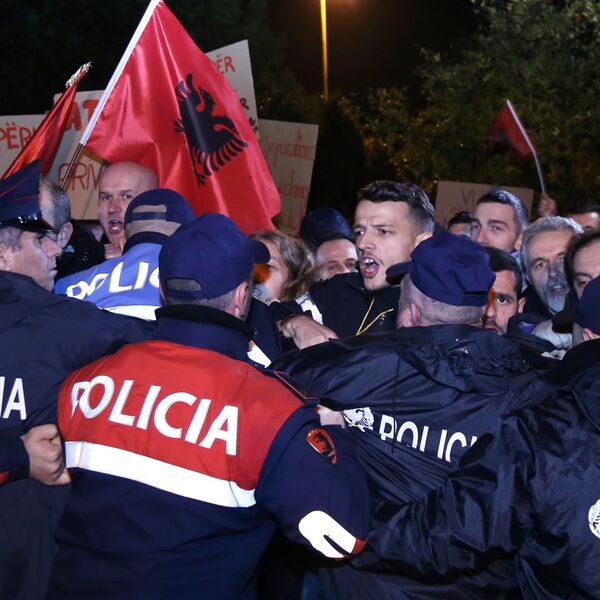 AKCIJA ALBANSKE POLICIJE U TIRANI: Uhapšeni osumnjičeni za paljenje srpske zastave!