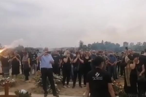 GROBARI NA VELIČANSTVEN NAČIN ODALI POČAST PREMINULOM DRUGU: Pesma grmela kao nikada - emotivne scene sa pomena!