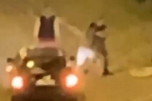 JEZIVA TUČA U NOVOM SADU! Snimak kruži internetom, BRUTALNO GAZE MLADIĆA nasred ulice (UZNEMIRUJUĆI VIDEO)