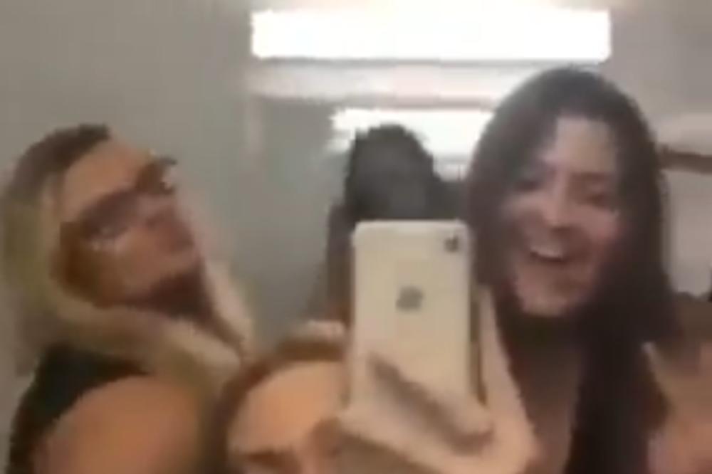 DEVOJKE SU PRAVILE SELFIJE U WC-U, A ONDA JE BUCKA SELA NA LAVABO: Nastao je OPŠTI HAOS! (VIDEO)