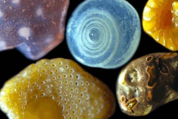 MOŽETE LI DA POGODITE ŠTA SU OVI ŠARENI OBJEKTI NA SLICI? Reč je o nečemu po čemu često hodamo! (FOTO)