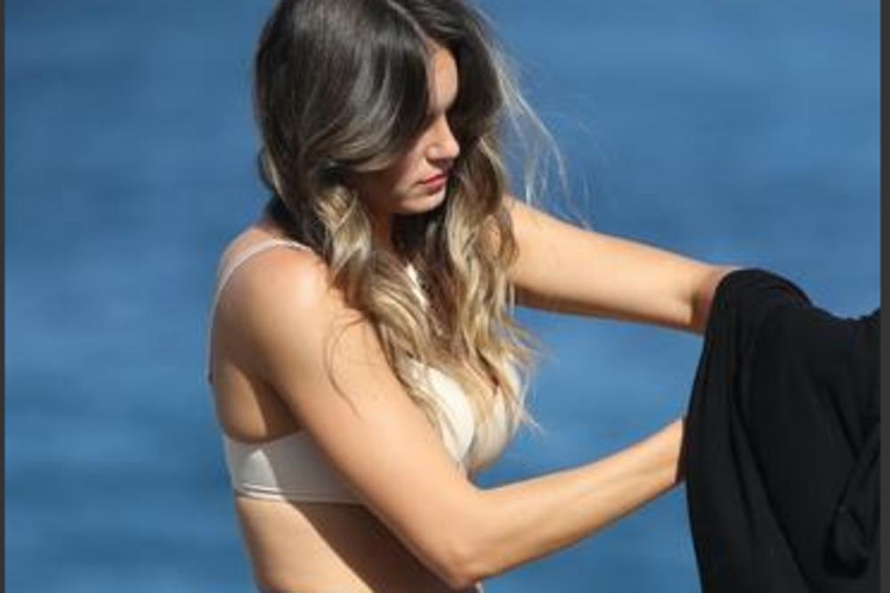 BIVŠA DEVOJKA LEONARDA DIKAPRIJA SE SKINULA U TANGE NA PLAŽI: Prizor šokirao mnoge, gde je ostavila gu*u? (FOTO)