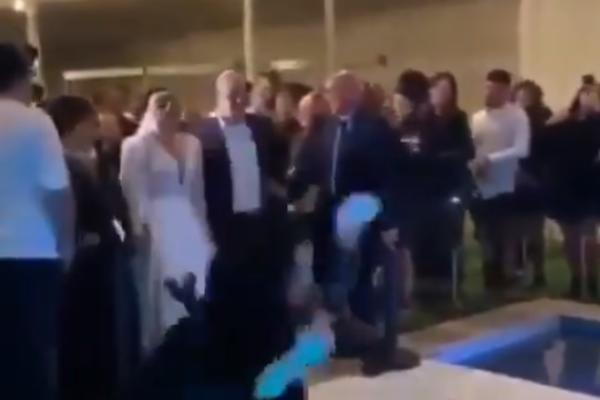 DOŠLA JE DA SLIKA VENČANJE I USPELA DA ZASENI MLADENCE: Smotana fotografkinja je izvela začuđujuću stvar! (VIDEO)