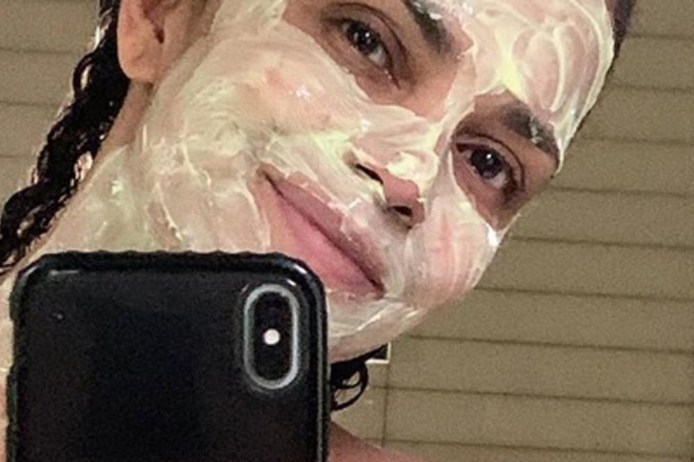 HALI BERI SVAKI DAN NA LICE NANOSI OVU MASKU: Ima četiri najobičnija sastojka, a glumica se kune u nju!