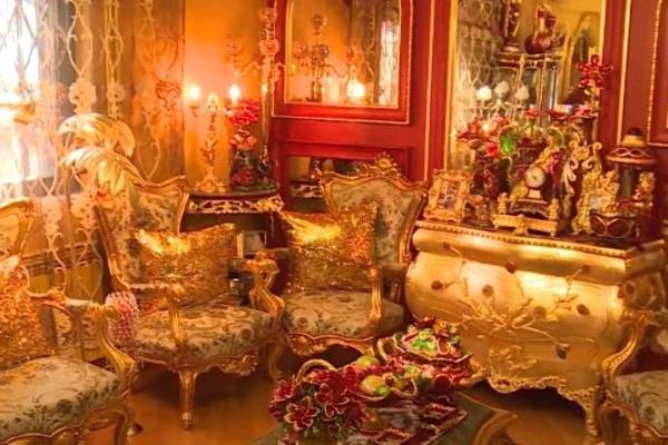 NAŠ PEVAČ IMA VILU OD ZLATA I OGLEDALA, VREDI POLA MILIONA EVRA! Supruga nosila porculan na rukama iz Amerike!