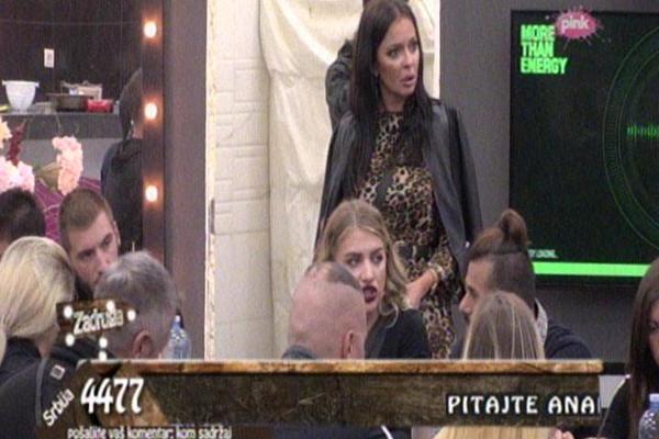 JELENA PEŠIĆ SASULA ISTINU ANABELI U LICE: Neko ko je protiv nasilja, ne gađa se flašama!