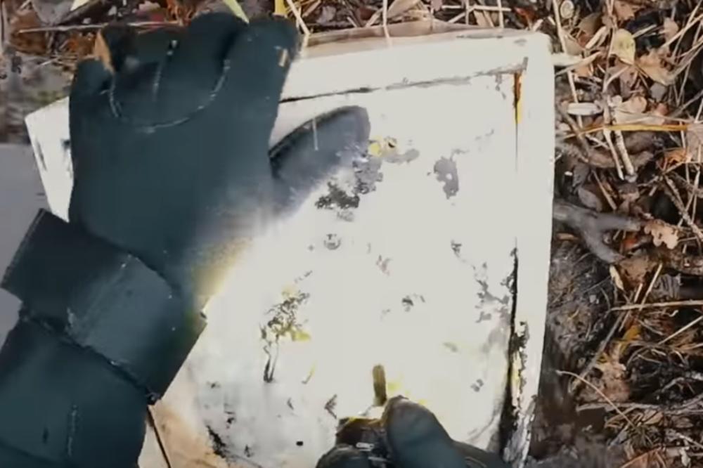 NEVEROVATNO! Ronilac na dnu jezera pronašao ZARĐALI SEF, a kad ga je otvorio, nije mogao da veruje! (VIDEO)