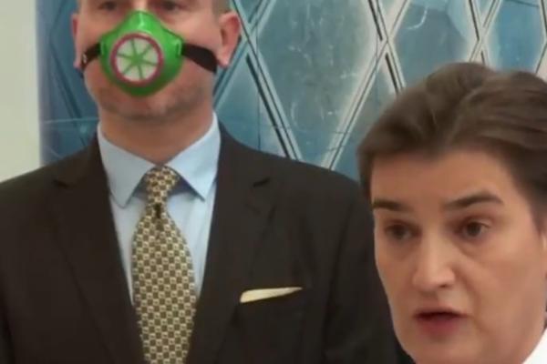 CEDILJKA, SADO-MAZO, TOČAK: Svi su se pitali šta ovaj čovek iza premijerke nosi na licu?! Stigao je odgovor