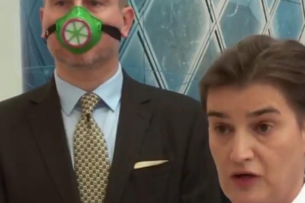 CEDILJKA, SADO-MAZO, TOČAK: Svi su se pitali šta ovaj čovek iza premijerke nosi na licu?! Stigao je odgovor