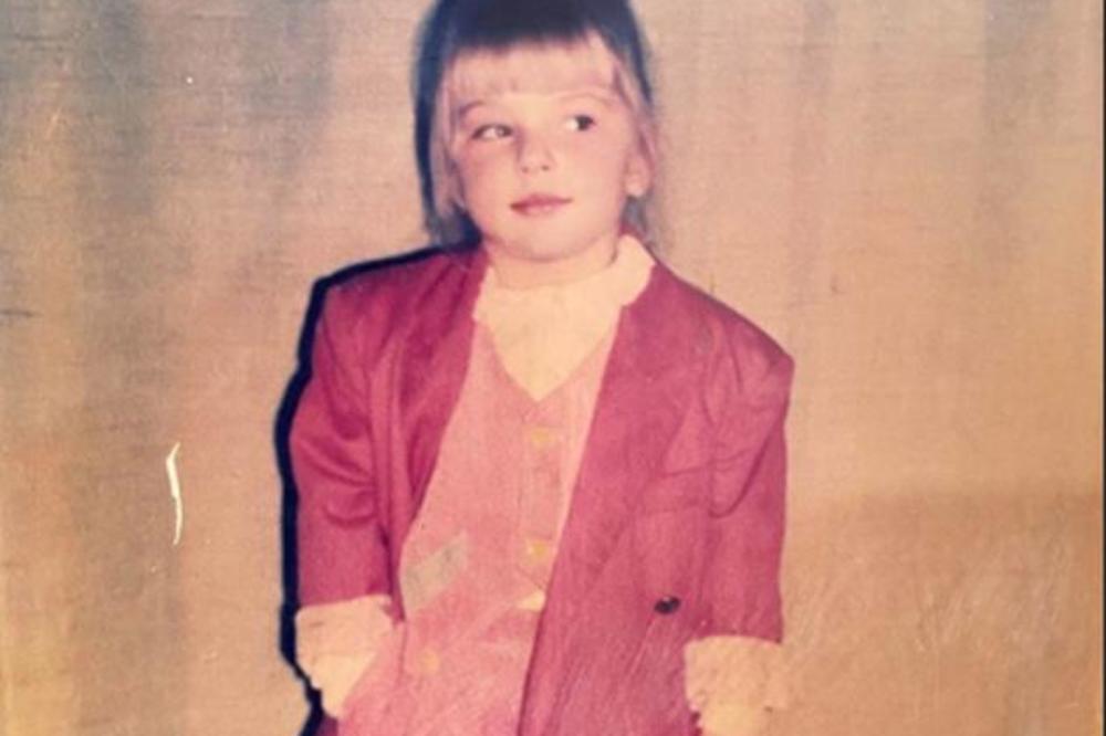 DANAS JE NAJPOZNATIJA ZVEZDA GRANDA, A EVO KAKO JE IZGLEDALA KAO DEVOJČICA: Nema šanse da pogodite o kome je reč!