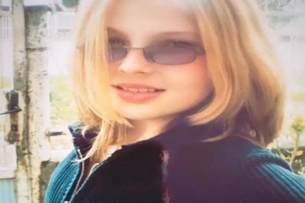 DA LI IMATE PREDSTAVU KO JE OVA DEVOJKA? Sada je jedna od najpopularnijih pevačica na estradi i ne liči na sebe!