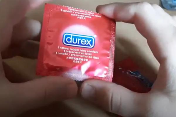 OTIŠAO U BANKU I DALI MU KONDOM: Kad se požalio da mu je mali, propao je u zemlju od stida kad su mu objasnili