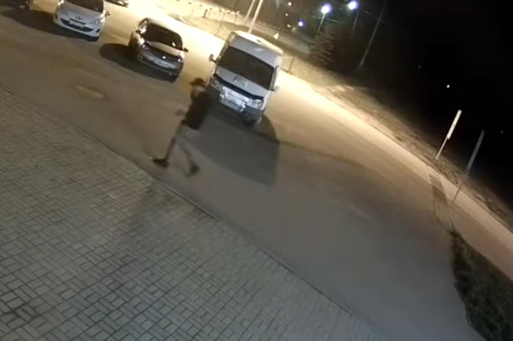 MEDVED NAPAO ČOVEKA USRED GRADA! Sve su snimile kamere, UJEO GA JE I ZAMAHNUO KANDŽAMA! (VIDEO)