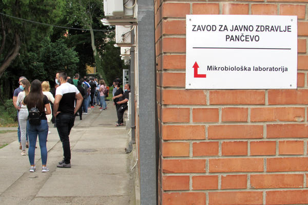 U PANČEVU REDOVI ZBOG TESTA NA KORONU: Došla sam iz Beograda da se testiram, TO MOGU SAMO OVDE