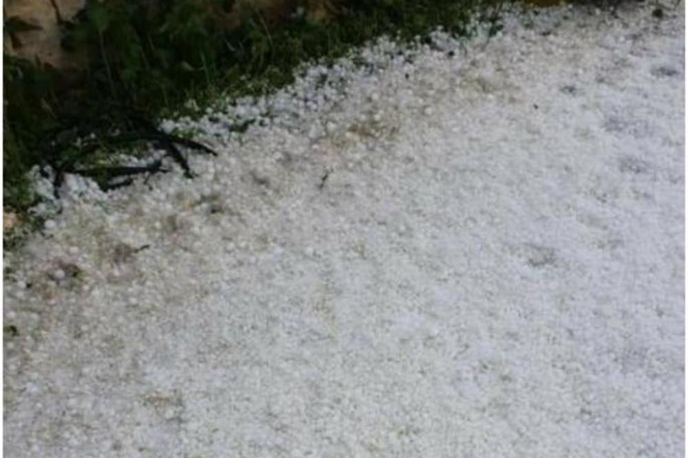 U SRBIJU JE STIGLA OLUJA: Padao GRAD veličine teniske loptice, meteorolozi upozoravaju DA TO NIJE KRAJ (FOTO)