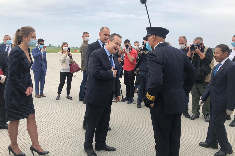 DAČIĆ DOČEKAO AVION IZ KATARA PUN MEDICINSKE OPREME: Veliki gest prijateljske zemlje!