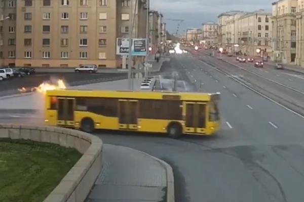 ZAPALIO SE AUTOBUS GRADSKOG PREVOZA, KAMERE SVE SNIMILE: Nadrealna scena u centru grada! (VIDEO)