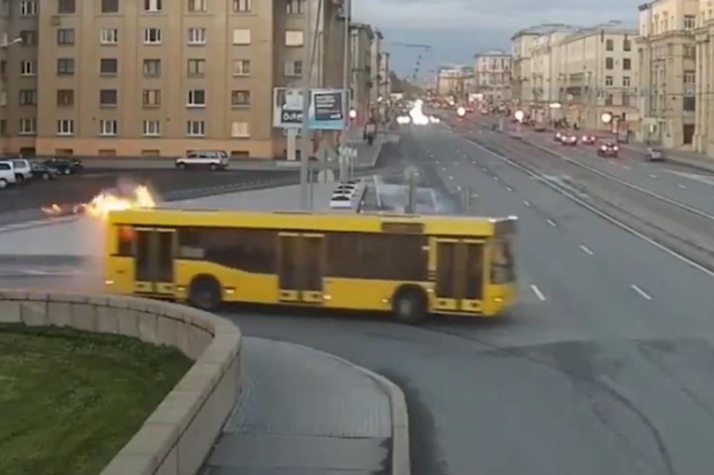 ZAPALIO SE AUTOBUS GRADSKOG PREVOZA, KAMERE SVE SNIMILE: Nadrealna scena u centru grada! (VIDEO)
