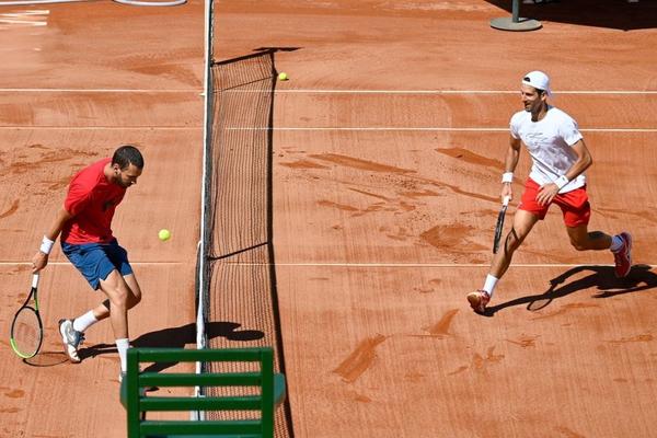 ĐOKOVIĆ IMAO SPECIJALNU GOŠĆU NA TRENINGU: Posetila ga posle problema koji je izbio, ali se držala na distanci!
