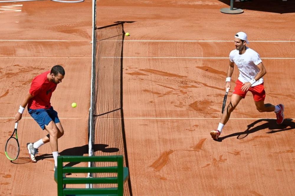 ĐOKOVIĆ IMAO SPECIJALNU GOŠĆU NA TRENINGU: Posetila ga posle problema koji je izbio, ali se držala na distanci!