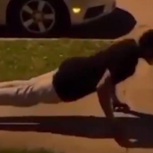 RADIO JE SKLEKOVE NA TROTOARU, a onda se desilo nešto ŠTO MORATE DA POKAŽETE SVIM PRIJATELJIMA! (VIDEO)