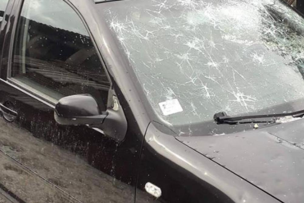 POGLEDAJTE ŠTA JE GRAD URADIO AUTOMOBILIMA U OVOM SRPSKOM GRADU: Štete su OGROMNE! (FOTO)