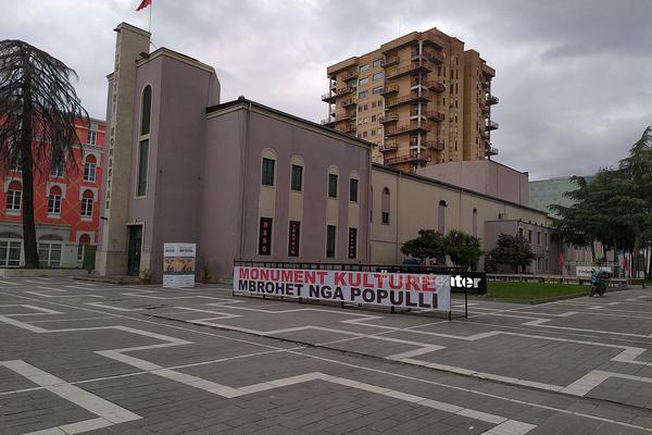 ALBANIJA SRUŠILA SVOJE NARODNO POZORIŠTE U TIRANI uprkos protivljenju EU - gradi se tržni centar