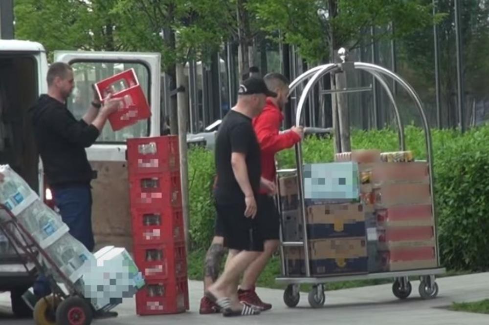 ĐANIJU ZABRANJEN IZLAZ IZ KUĆE, PA NAPRAVIO KAFANU U STANU: Snimljeno kako mu se donose litri alkohola na prag!
